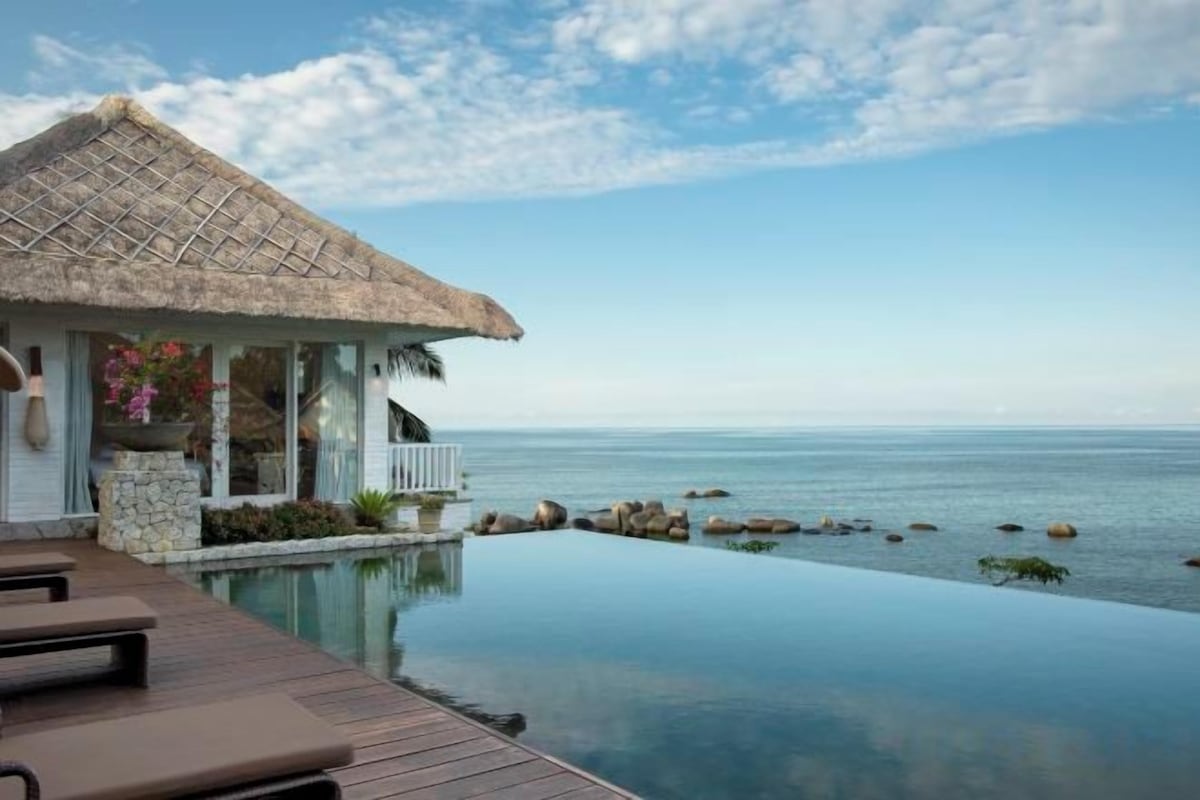 Pool | Outdoor pool, sun loungers