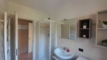 Apartment, 1 Schlafzimmer, Raucher, Gartenblick | Badezimmerausstattung