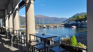 Apartamento, 1 habitación, fumadores, vistas al jardín | Restaurante al aire libre