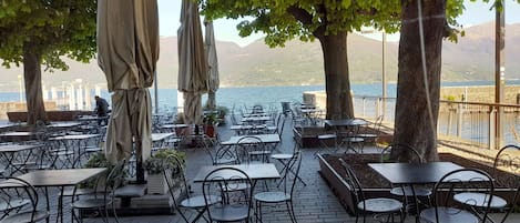 Lägenhet - 1 sovrum - rökare - utsikt mot trädgården | Restaurang utomhus
