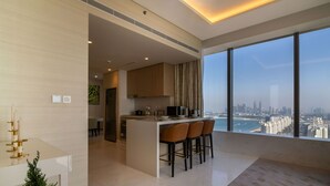 Private kitchen - Luxury Apartment With Spectacular View of the Palm Jumeirah (Dubai)