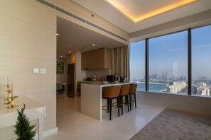 Private kitchen - Luxury Apartment With Spectacular View of the Palm Jumeirah (Dubai)