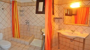 Un bagno con doccia, toilette e lavabo.