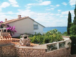 Property grounds - Spacious Holiday House Hana, Sleeps 12 (Pasman)