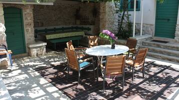 House, 6 Bedrooms, Smoking, Balcony | Outdoor dining