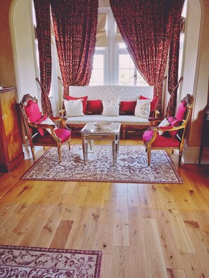Maison, plusieurs chambres, patio | 12 chambres, décor unique, ameublement unique, literie fournie