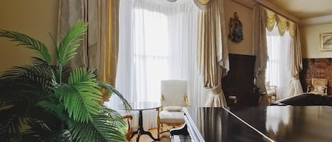 House, Multiple Bedrooms, Patio | Living room