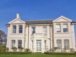 Maison, plusieurs chambres, patio | Extérieur