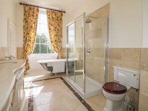 Maison, plusieurs chambres, patio | Salle de bain