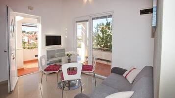 Apartment, 1 Bedroom, Smoking, Balcony | Living area