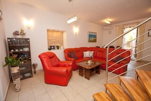 Appartamento, 2 camere da letto, fumatori, patio | Area soggiorno
