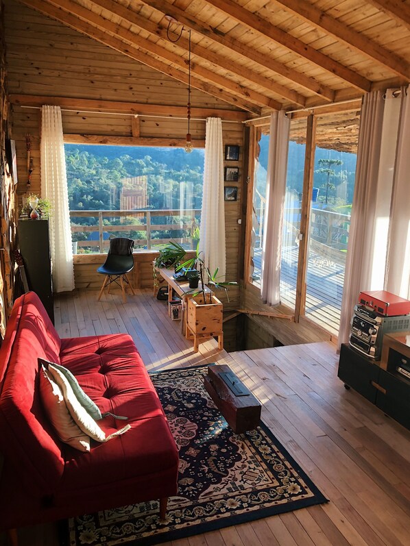 Talo, 3 makuuhuonetta, tupakointi sallittu, patio | Oleskelualue | Kirjoja