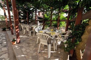 Apartment, 2 Schlafzimmer, Terrasse, Gartenblick | Speisen im Freien