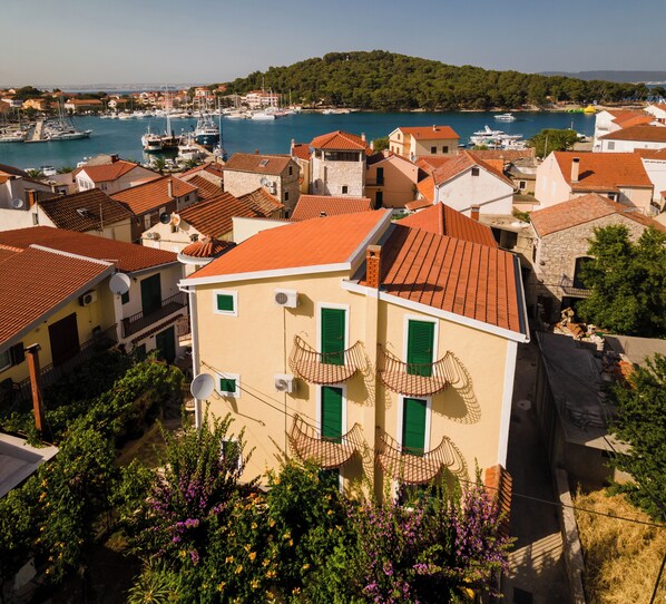 Exterior - Charming 1-bedroom Apartment Sonia, Sleeps 4 (Kukljica)