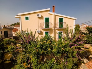 Departamento, 1 habitación, balcón, vista al jardín | Exterior