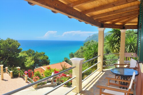 Villa Takis on Pelekas Beach Small House With Garden and sea View