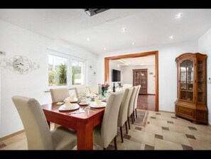 Villa, 4 habitaciones, con acceso para personas discapacitadas, alberca privada | Comedor