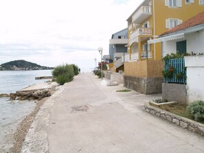 Property grounds - Beachfront Holiday House Žal (Preko)