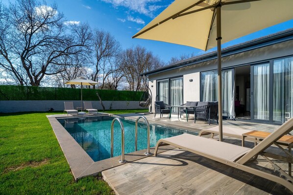Villa, 2 chambres, accessible aux personnes à mobilité réduite, piscine privée | Piscine | Piscine extérieure