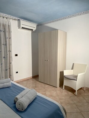 2 bedrooms, iron/ironing board, travel cot, free WiFi
