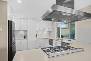 Fridge, microwave, oven, stovetop - Wauwa-ana - Moana - C21 SouthCoast Holidays (Moana)