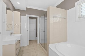 Badewanne, Haartrockner, Handtücher