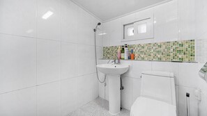 Habitación básica, 2 habitaciones (Westpoolvilla) | 1 dormitorio y wifi gratis