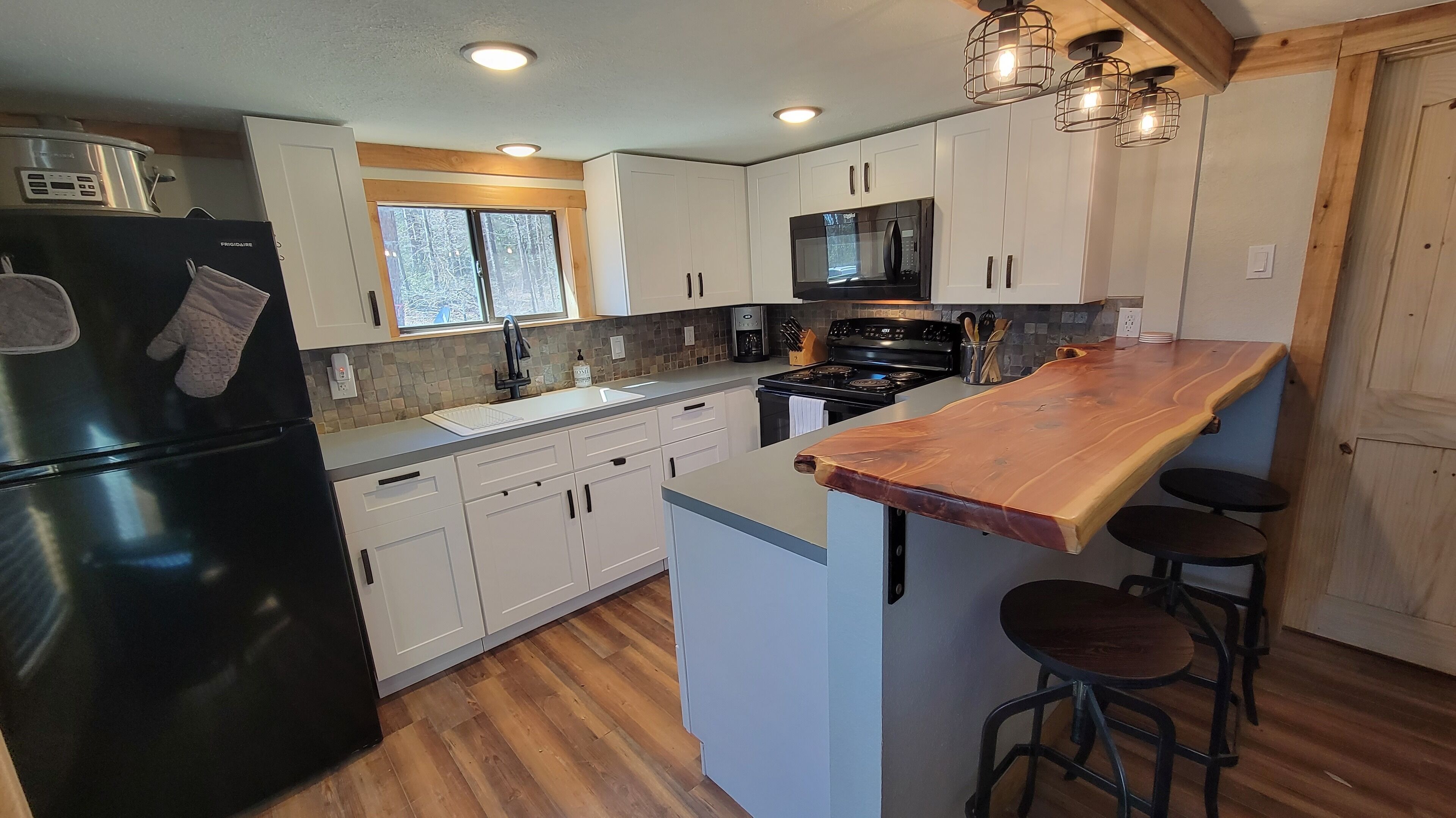 Secluded Waterfront Cabin on a Cove -- Fish directly from property!