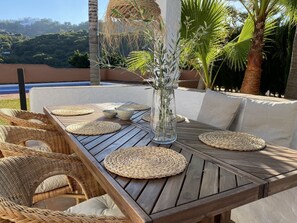 تناول الطعام بالخارج