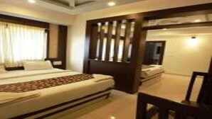 Une chambre d’hôtel avec un grand lit, un bureau et une chaise.