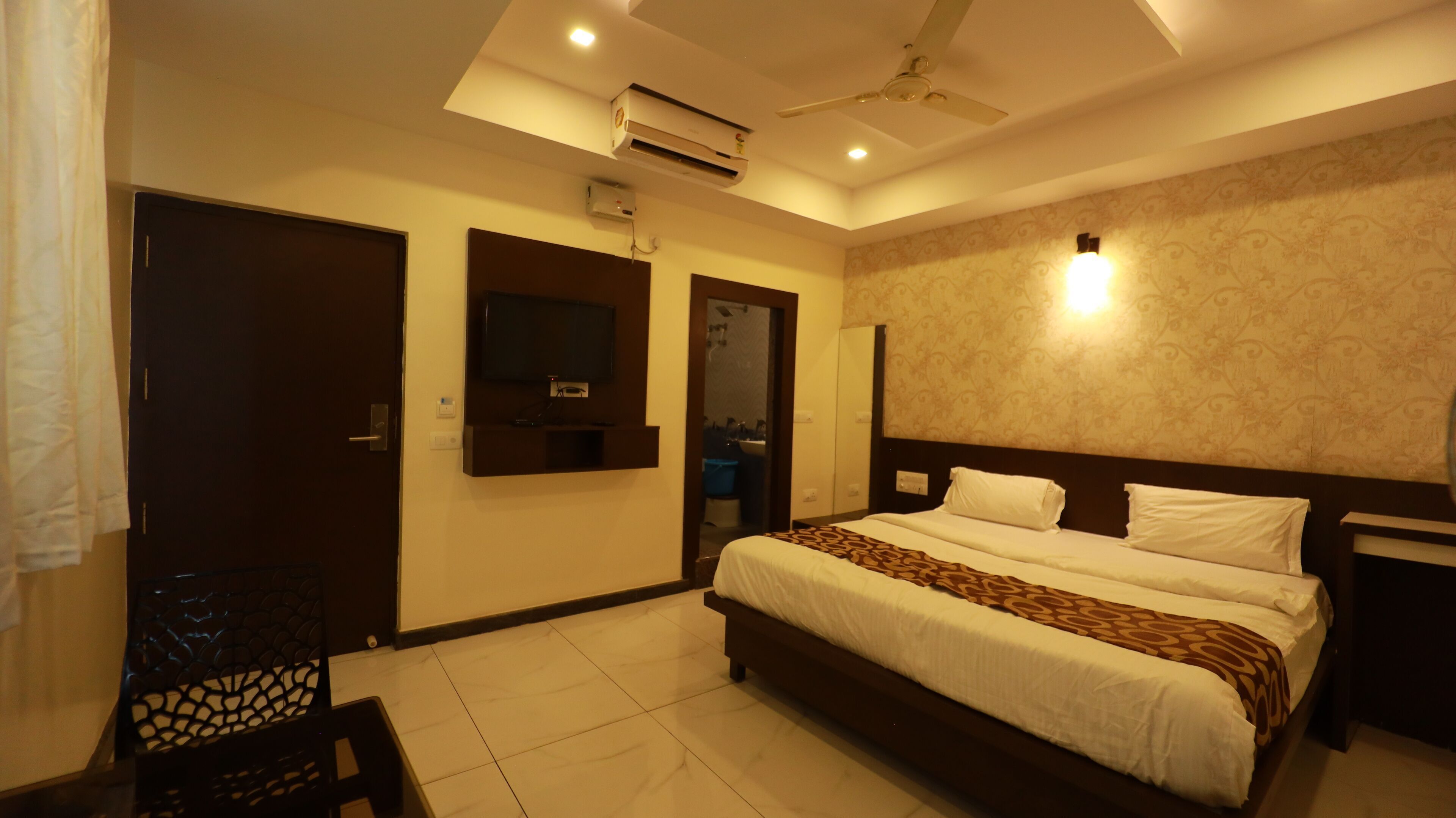 Egyptian cotton sheets, premium bedding, free WiFi, bed sheets