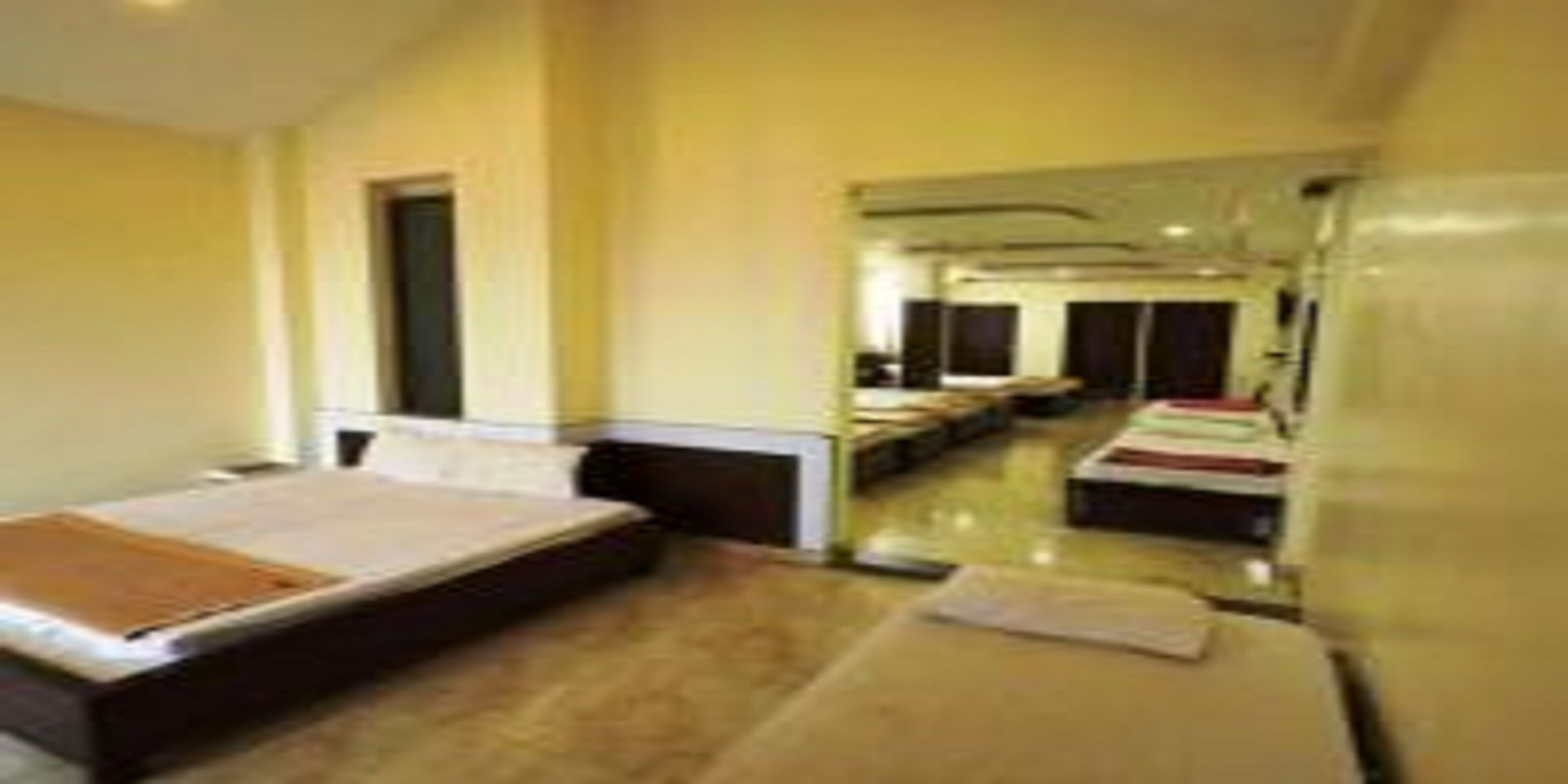 Habitación de hotel con cama, escritorio y silla. Cuenta con ventana y puerta.