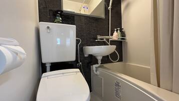 Bathtub, towels
