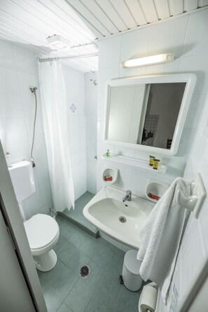 Family Studio | Bathroom | Shower, towels - Helen Suites (Hersonissos)