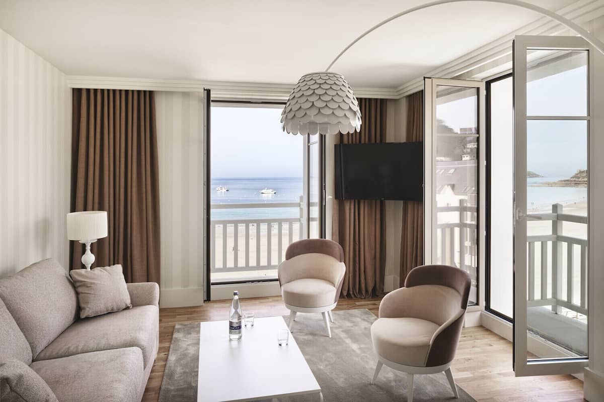 suite | living area | 40-inch flat-screen tv with digital channels, tv