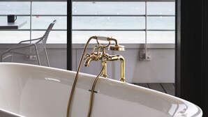 パノラミック ルーム シービュー | デスク、アイロン / アイロン台、ベビーベッド (無料)、WiFi (無料)