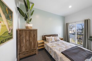 6 bedrooms, desk, iron/ironing board, free WiFi