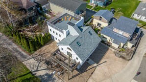 Vue aérienne d’un quartier résidentiel avec des maisons, une allée et un petit espace de stationnement.