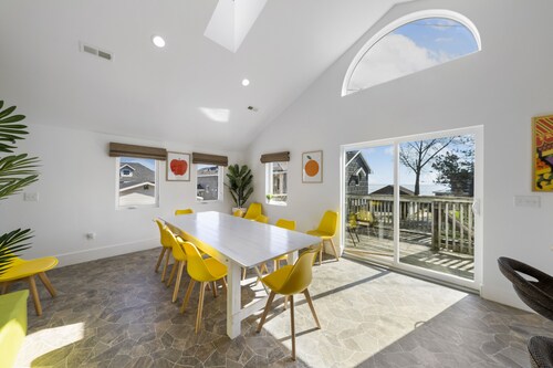 Unique 6 Bedroom Lakeview Home with Roof Terrace