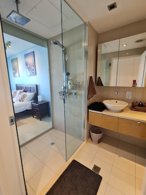 Badewanne, Haartrockner, Handtücher, Seife