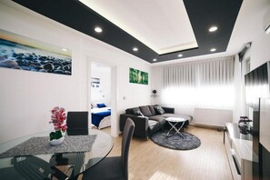 公寓 (Two bedroom apartment) | 客厅 | 电视、立体声音响