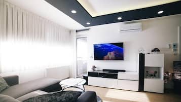Appartement (Two bedroom apartment) | Woonkamer | Televisie en een stereo