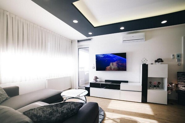 公寓 (Two bedroom apartment) | 客厅 | 电视、立体声音响