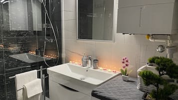 Apartment (Two bedroom apartment) | Badezimmer | Dusche, Handtücher