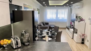 Appartement (Two bedroom apartment) | Woonkamer | Televisie en een stereo