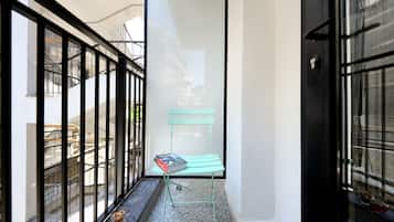 Monolocale Standard, balcone | Con stile personalizzato, con arredamento individuale, una scrivania