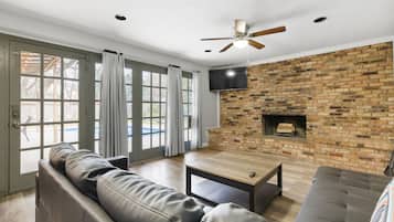 Smart TV, fireplace