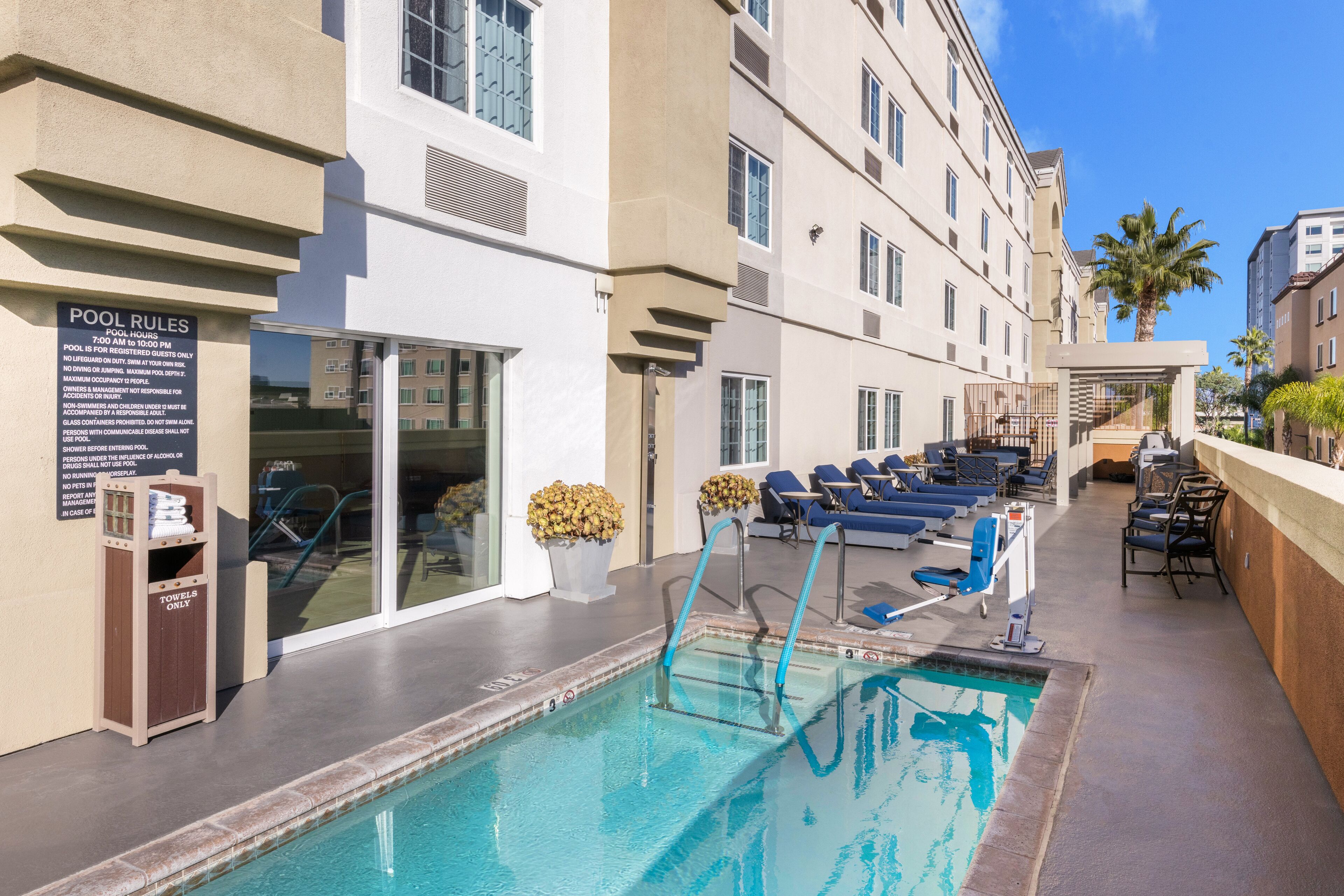 Close to Disneyland! 3 Amazing Units, On-Site Pool, Outdoor Patio w/ BBQ Grills