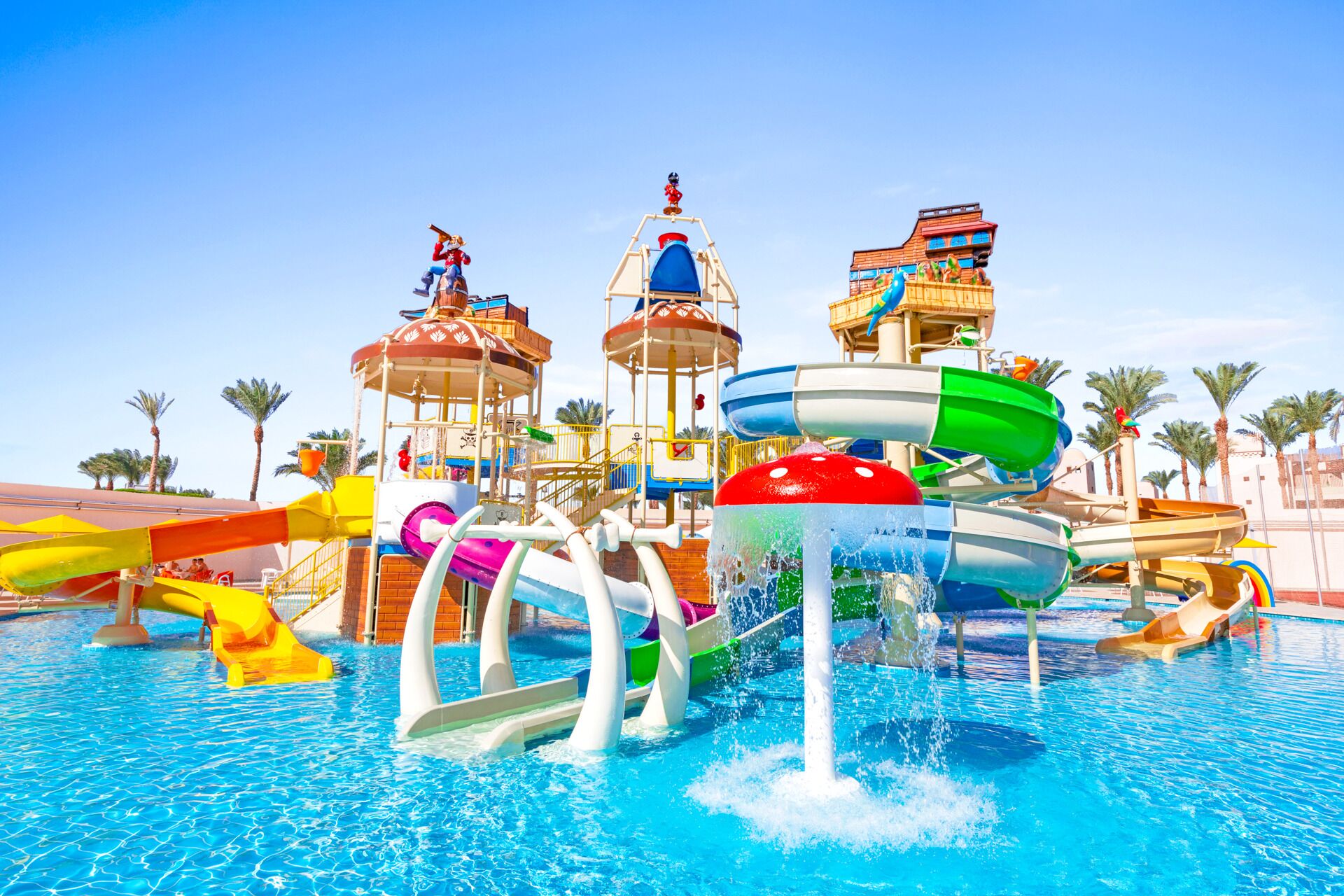 Ein Wasserpark mit mehreren Wasserrutschen und einem Pool.