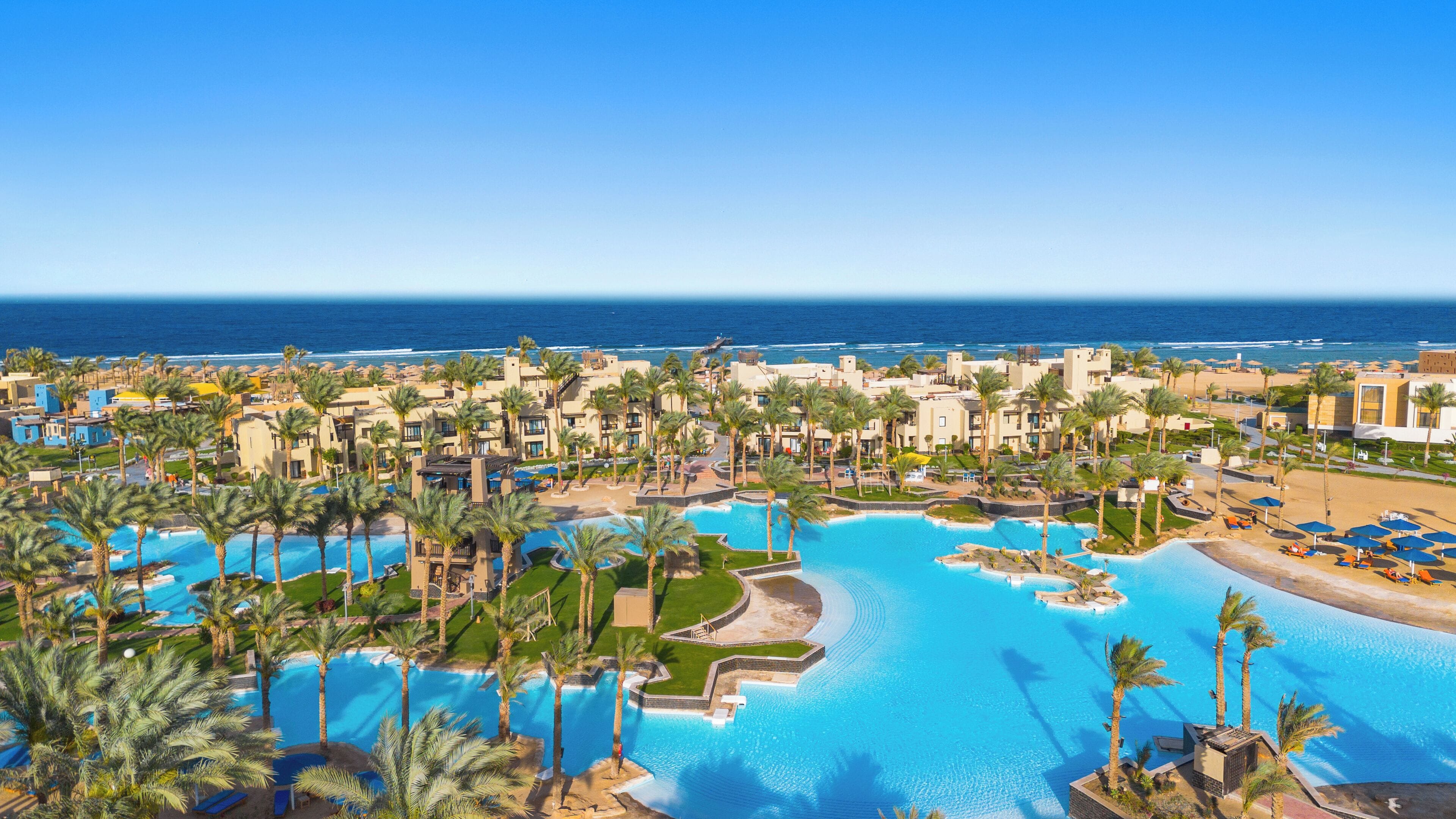 4 piscines extérieures, parasols de plage, chaises longues